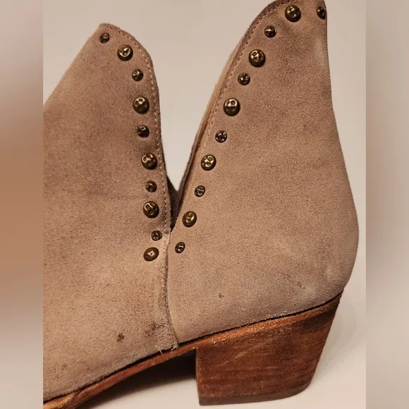 Free People Studded Charm Double V Ankle Boots Tan Women’s Heels Size 8.5