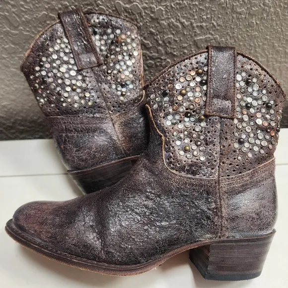 FRYE 77861 Deborah Studded Distressed Gey Leather Short Bootie Boots, Size 7 M
