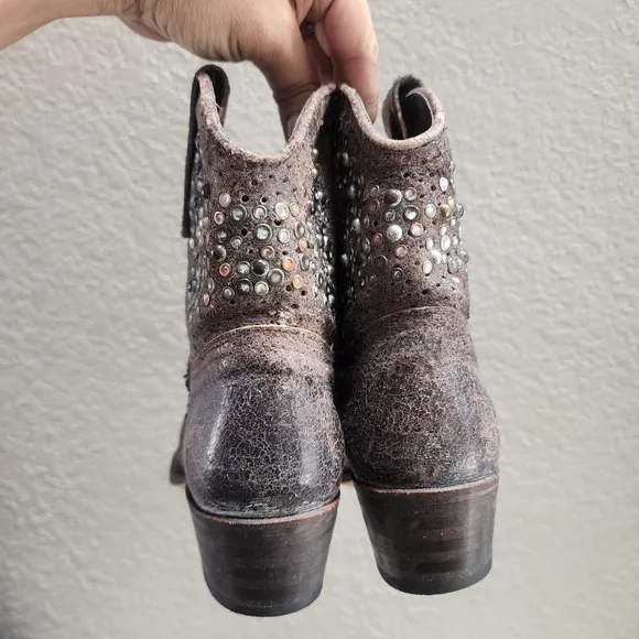 FRYE 77861 Deborah Studded Distressed Gey Leather Short Bootie Boots, Size 7 M