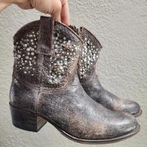 FRYE 77861 Deborah Studded Distressed Gey Leather Short Bootie Boots, Size 7 M