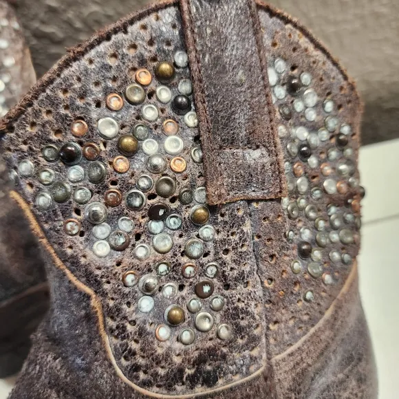 FRYE 77861 Deborah Studded Distressed Gey Leather Short Bootie Boots, Size 7 M