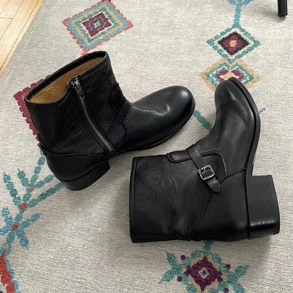 Frye Lynn Buckle Ankle boots