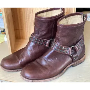 Frye Phillip Chocolate Brown Studded Harness Short Boots Size 8.5 Back Zip