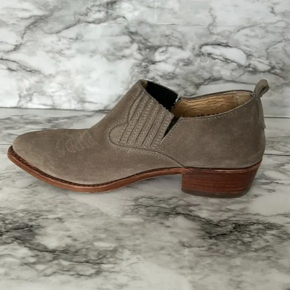 FRYE | women’s size 6 suede leather Billy Shootie made in Mexico western bootie