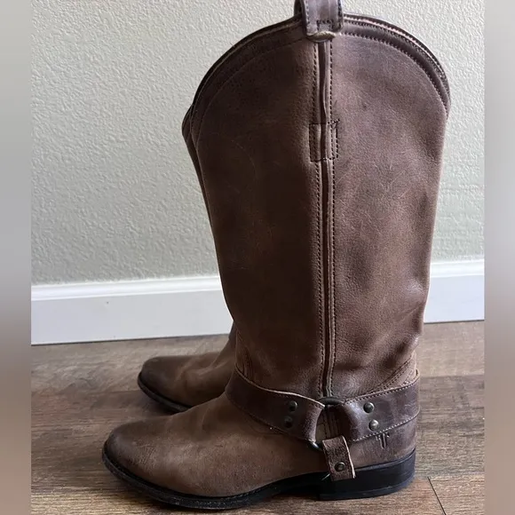 Frye Wyaat Western harness boots Cognac brown distressed leather 76806 Size 6