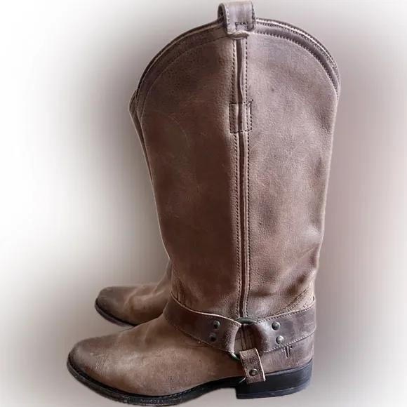Frye Wyaat Western harness boots Cognac brown distressed leather 76806 Size 6