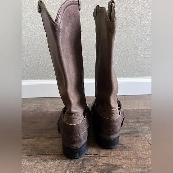 Frye Wyaat Western harness boots Cognac brown distressed leather 76806 Size 6