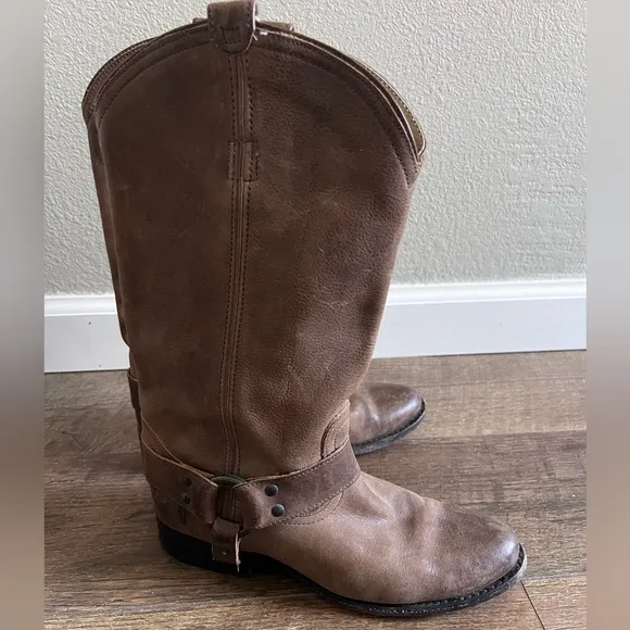 Frye Wyaat Western harness boots Cognac brown distressed leather 76806 Size 6