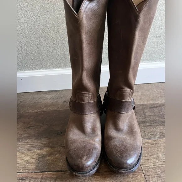 Frye Wyaat Western harness boots Cognac brown distressed leather 76806 Size 6