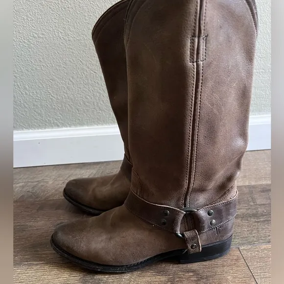 Frye Wyaat Western harness boots Cognac brown distressed leather 76806 Size 6