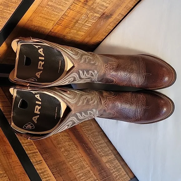Gorgeous Men's Ariat Cowboy Boots   EUC 11ee