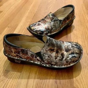 GUC Alegria Debra Metallic Print Leather Clogs Shoes Size 39 or US Size 9