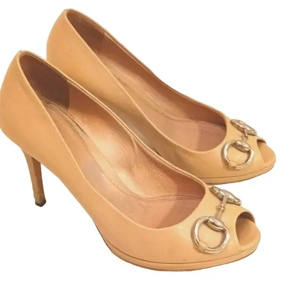 Gucci Horsebit Peep Toe Sz 7.5 Classic Heel Pumps Beige Tan Silver Accent Flaw