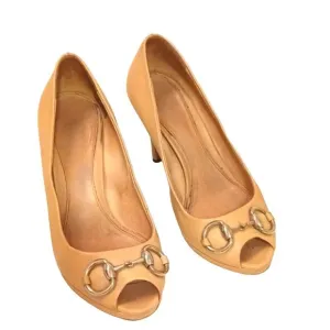 Gucci Horsebit Peep Toe Sz 7.5 Classic Heel Pumps Beige Tan Silver Accent Flaw