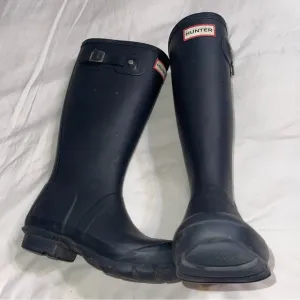 Hunter kids tall rain boots in color navy blue