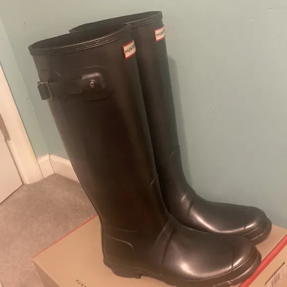 Hunter tall metallic black with hunter socks size 10