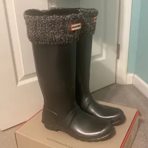 Hunter tall metallic black with hunter socks size 10