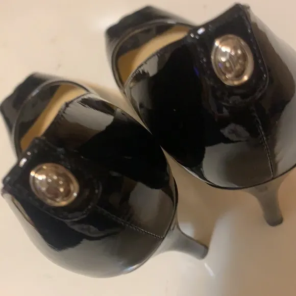 IVANKA TRUMP PEEP TOE BLACK HEELS PUMPS PATENT LEATHER SZ 5