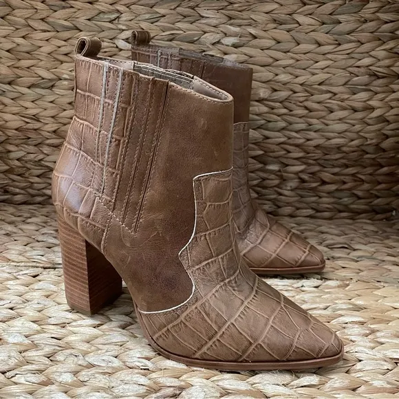 KAANAS by Jessie James Decker Nashville‎ Croc Booties