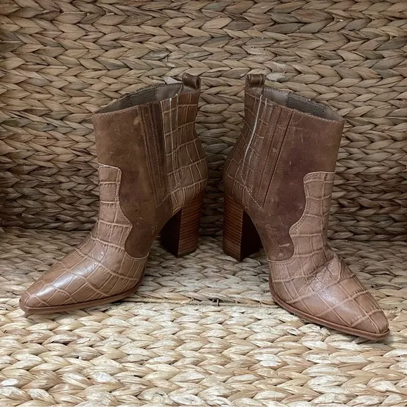 KAANAS by Jessie James Decker Nashville‎ Croc Booties