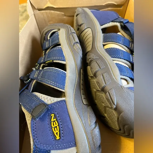 KEEN Newport H2 The original hybrid sandalNew in box no lid size US 5 big kid