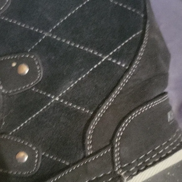 Khombu Black and Gray Winter Boots with Quilted Design