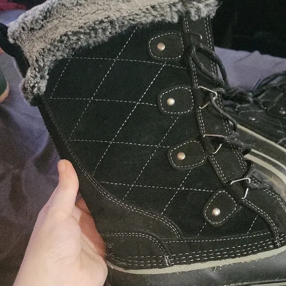 Khombu Black and Gray Winter Boots with Quilted Design