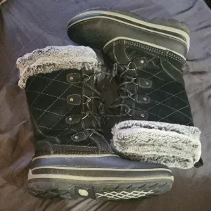 Khombu Black and Gray Winter Boots with Quilted Design