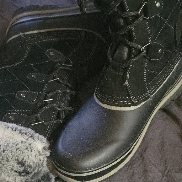 Khombu Black and Gray Winter Boots with Quilted Design