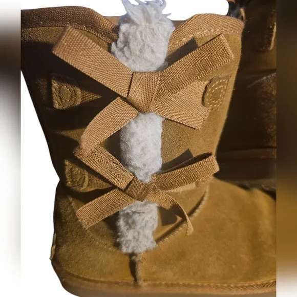 Koolaburra by UGG | Chestnut | Side Bow Short Boot | 1019372 | Girls | Size: 4