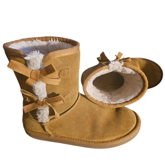 Koolaburra by UGG | Chestnut | Side Bow Short Boot | 1019372 | Girls | Size: 4
