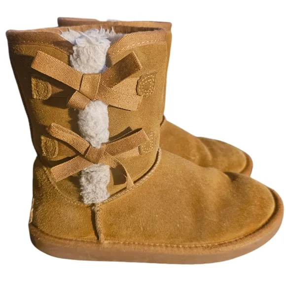 Koolaburra by UGG | Chestnut | Side Bow Short Boot | 1019372 | Girls | Size: 4
