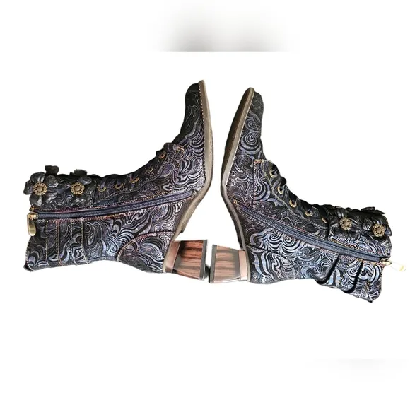 L'Artiste Originala Navy Booties Size 39/8.5.   C01013