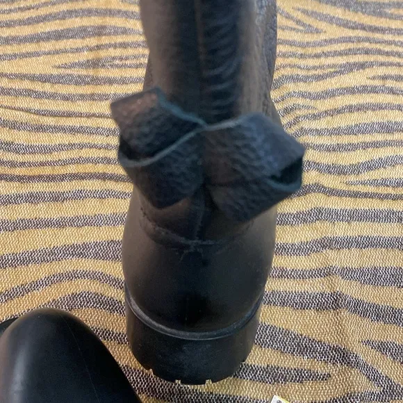 Leather boots w/ bows!