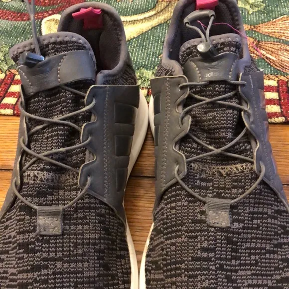 Men’s Adidas Running Shoe Size 7 Gray w/ Pink Quick Tie