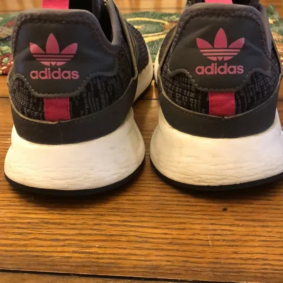 Men’s Adidas Running Shoe Size 7 Gray w/ Pink Quick Tie