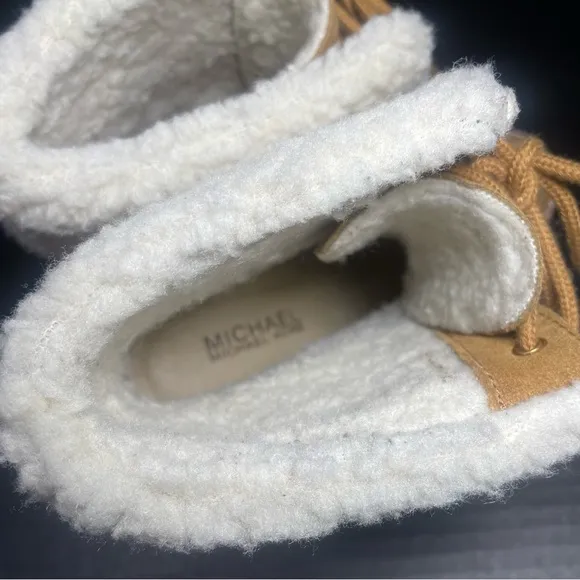 Michael Kors Derby Lace up Suede and faux Sherpa lined/cuffs 5.5M Excellent!