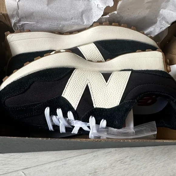 New Balance Women's 327 Shoes black and white size 8.5 NWT in packaging