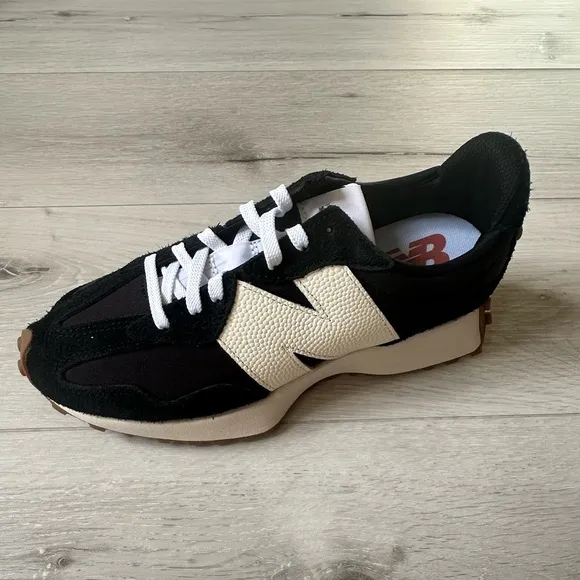 New Balance Women's 327 Shoes black and white size 8.5 NWT in packaging