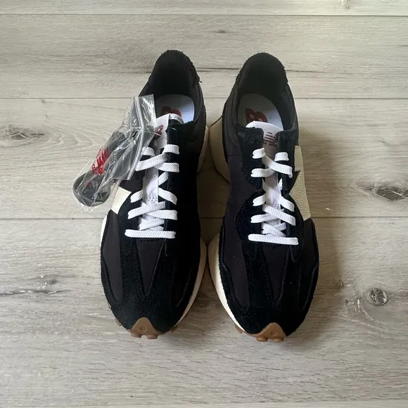 New Balance Women's 327 Shoes black and white size 8.5 NWT in packaging