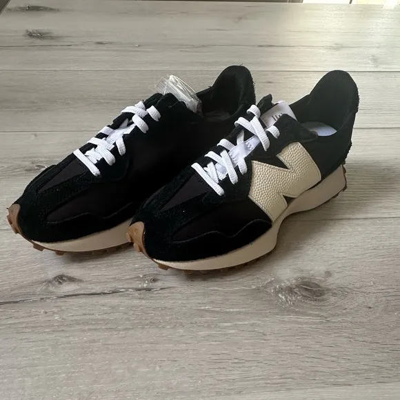 New Balance Women's 327 Shoes black and white size 8.5 NWT in packaging