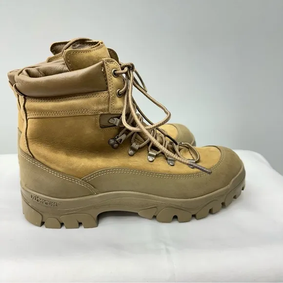 New Bates military mountain combat hiking boots. Men’s 10 wide. E03412A.