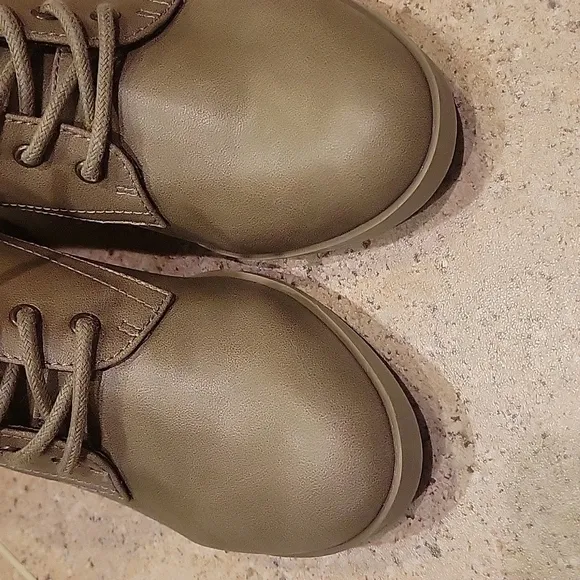 NEW! LOFT Lace Up Short Heel Boots.