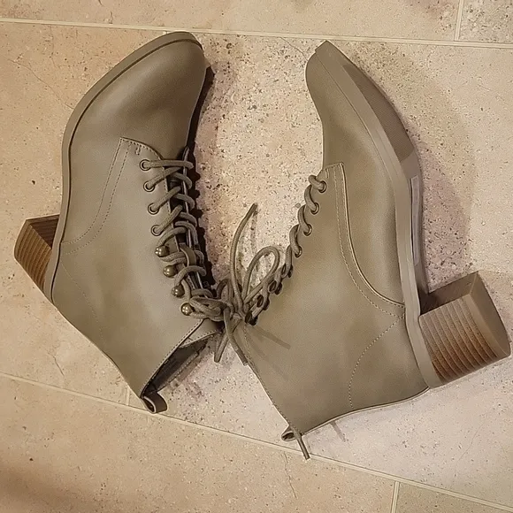 NEW! LOFT Lace Up Short Heel Boots.
