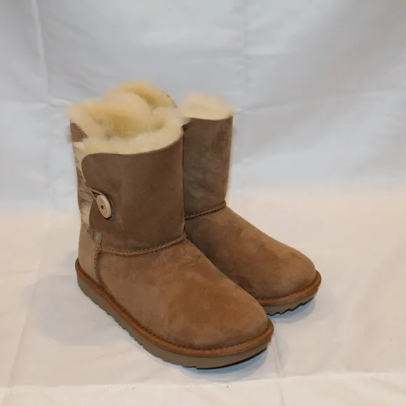 NEW UGG YOUTH 4 WOMEN'S 5.5-6 CLASSIC SHORT BAILEY‎ BUTTON SUEDE BOOTS CHESTNUT