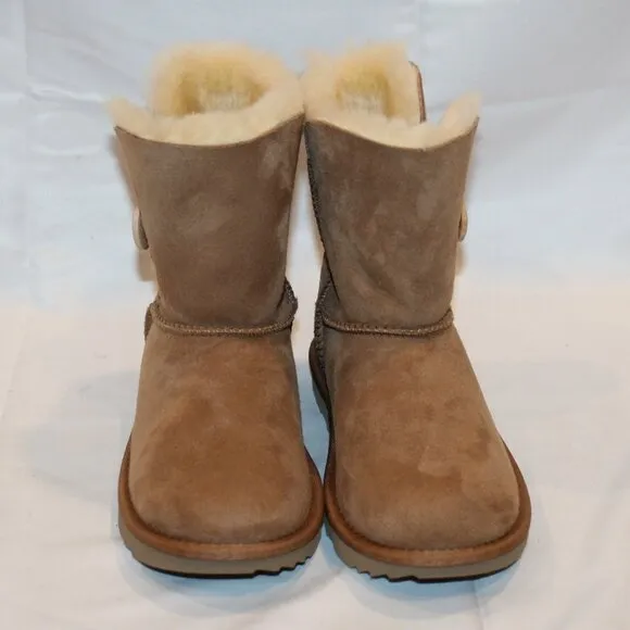NEW UGG YOUTH 4 WOMEN'S 5.5-6 CLASSIC SHORT BAILEY‎ BUTTON SUEDE BOOTS CHESTNUT