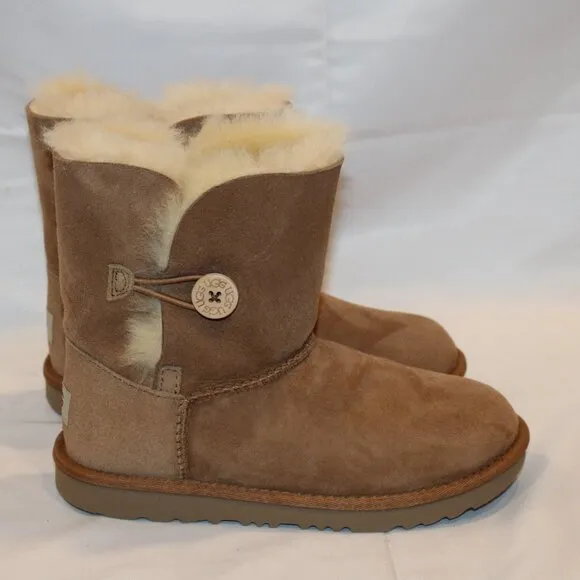 NEW UGG YOUTH 4 WOMEN'S 5.5-6 CLASSIC SHORT BAILEY‎ BUTTON SUEDE BOOTS CHESTNUT
