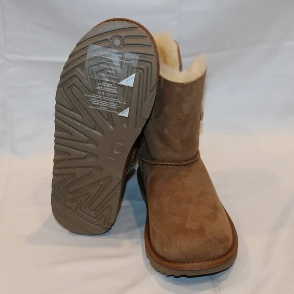 NEW UGG YOUTH 4 WOMEN'S 5.5-6 CLASSIC SHORT BAILEY‎ BUTTON SUEDE BOOTS CHESTNUT