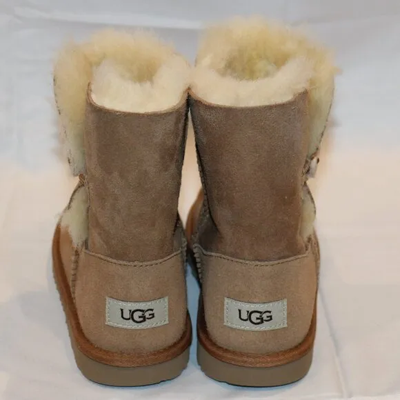 NEW UGG YOUTH 4 WOMEN'S 5.5-6 CLASSIC SHORT BAILEY‎ BUTTON SUEDE BOOTS CHESTNUT