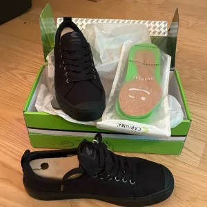 NIB Cariuma OCA low all black canvas sneaker men’s 10 women’s 11.5 with insoles